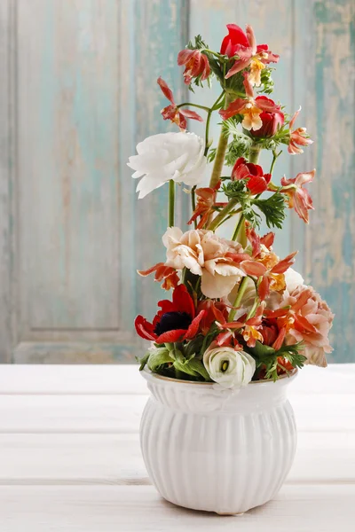 Blumenschmuck mit Hahnenfuß, Orchidee und Nelkenblüten — Stockfoto