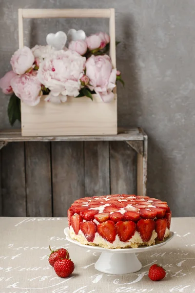 Tarta de fresa en soporte de pastel — Foto de Stock