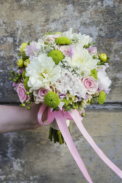 Hochzeitsstrauß mit Chrysanthemen und Nelken — Stockfoto