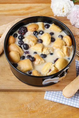 Yaban mersinli cheesecake ladyfinger bisküvi ile