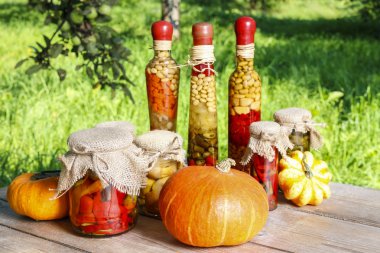 Kabaklar ve cam korunmasında renkli Turşu sebze