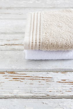 Ahşap arka plan üzerinde iki havlu