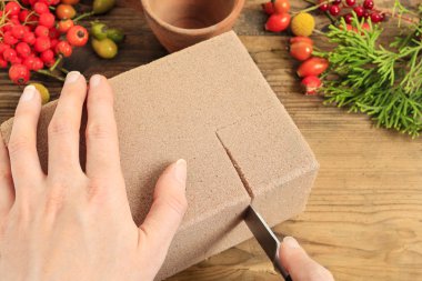 Çiçekçi iş başında. Nasıl sonbahar çiçek süslemeleri yapmak. Öğretici