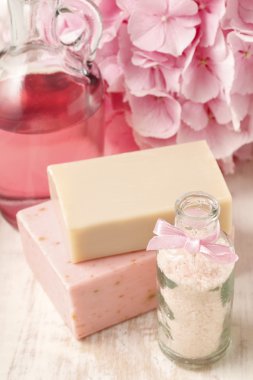 Şişe deniz tuzu ve el yapımı Sabun iki çubuk.
