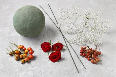 Kuşburnu, alıç ve rowa dekoratif top yapma adımları