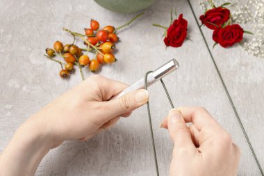 Kuşburnu, alıç ve rowa dekoratif top yapma adımları