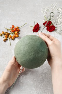 Kuşburnu, alıç ve rowa dekoratif top yapma adımları