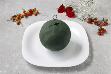 Kuşburnu, alıç ve rowa dekoratif top yapma adımları