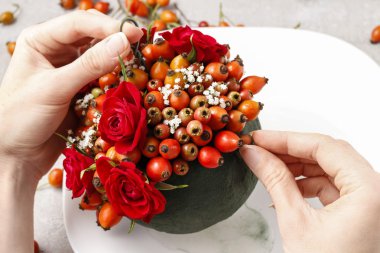 Kuşburnu, alıç ve rowa dekoratif top yapma adımları