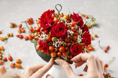 Kuşburnu, alıç ve rowa dekoratif top yapma adımları