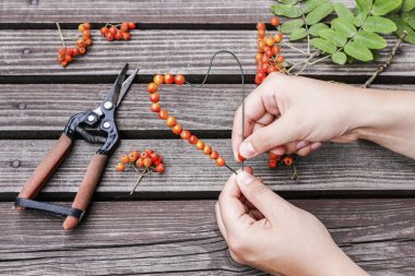 Kadın kalp şekli dekorasyon rowan berry ile yapma