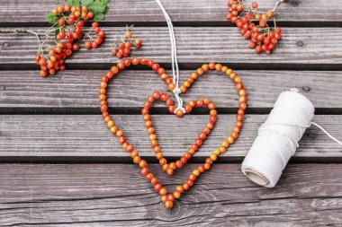 Kadın kalp şekli dekorasyon rowan berry ile yapma