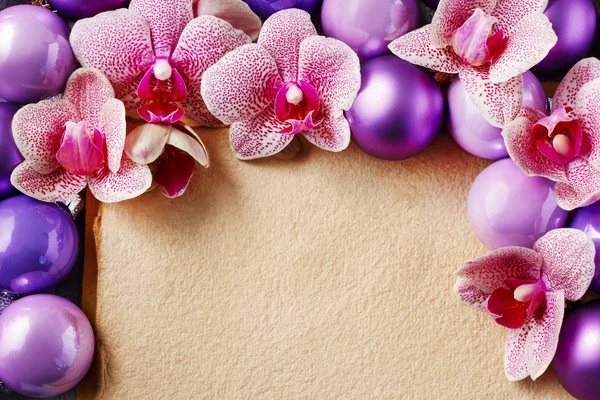 Růžové květy orchidejí a fialový vánoční koule kolem vinobraní sh — Stock fotografie