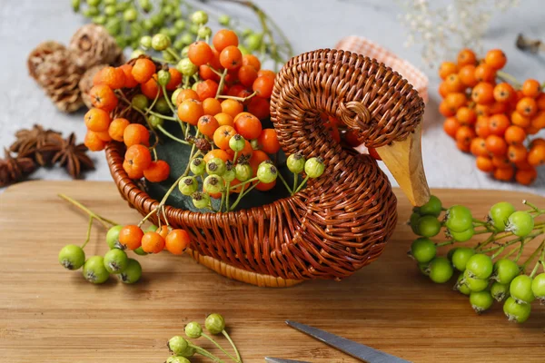 Hur man gör bukett blommor i wicker gås. — Stockfoto