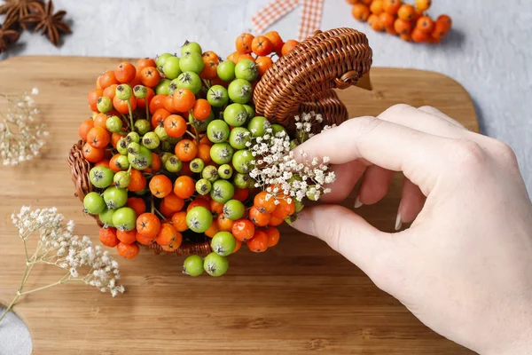 Como fazer o buquê de flores no ganso de vime . — Fotografia de Stock