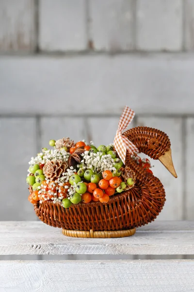 Hur man gör bukett blommor i wicker gås. — Stockfoto