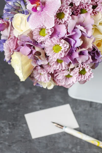 Krásná kytice růžové orchideje, chryzantémy a hortensias — Stock fotografie