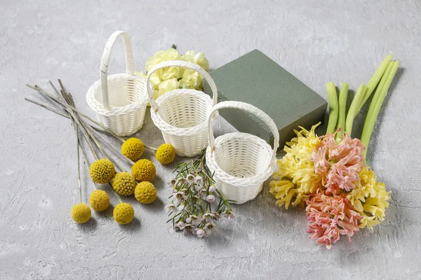 Steps of making floral decorations with early spring flowers: hy — Stock Photo, Image