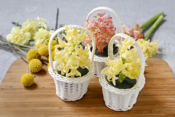 Steps of making floral decorations with early spring flowers: hy — Stock Photo, Image