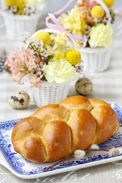 Osterbrötchen und schöne Dekorationen mit Frühlingsblumen in der — Stockfoto