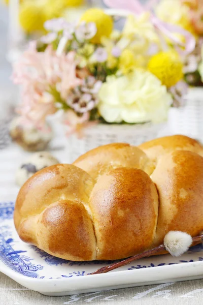 Easter bun and beautiful decorations with spring flowers in the — Stock Photo, Image