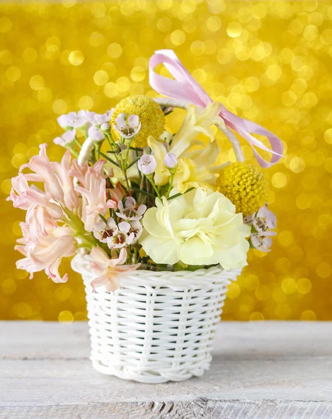 Плетеные корзины с ранними весенними цветами — стоковое фото