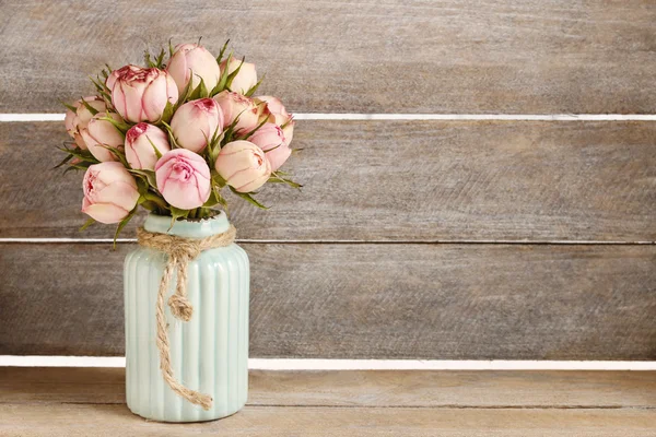 Bouquet of pink roses in turquoise ceramic vase — Stock Photo, Image