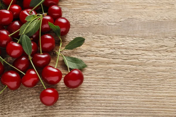 Cherries on wooden background — Stock Photo, Image