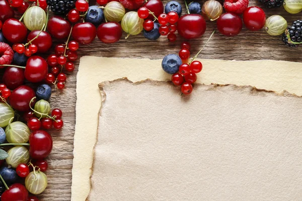 Deliziosi frutti su sfondo di legno — Foto Stock