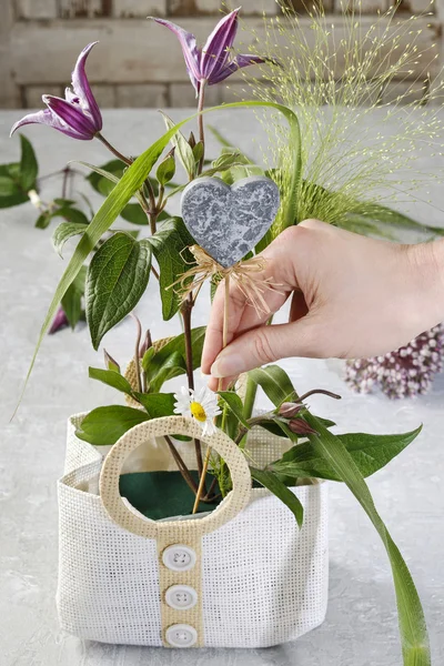 Tutorial, paso a paso, cómo hacer bolsa con flores —  Fotos de Stock