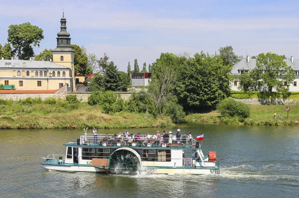 Ship with tourists at the Wisla river in Krakow, Poland. — стокове фото