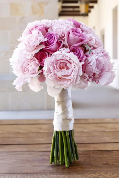 Весільний букет з рожевими півоніями, трояндами та гвоздиками — стокове фото