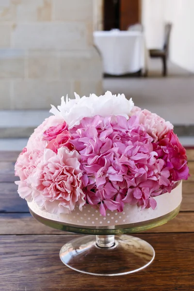 Decoración de mesa de boda con peonías rosas y claveles —  Fotos de Stock