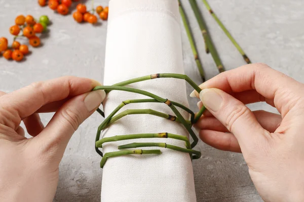 Cómo hacer un anillo de servilleta de otoño con bayas de rowan - tutorial — Foto de Stock