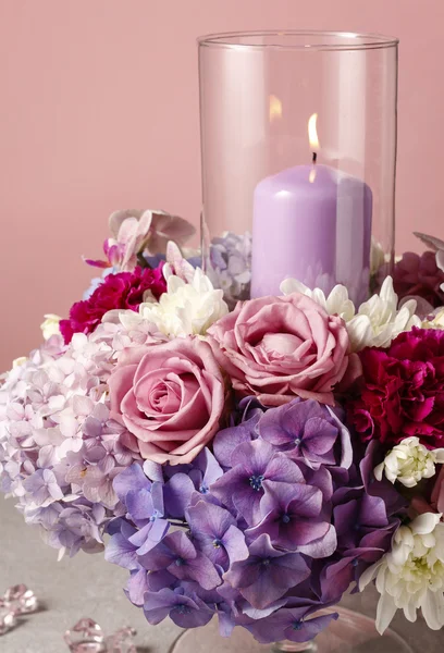 Цветочные композиции с розами, пионами и гортензиями . — стоковое фото