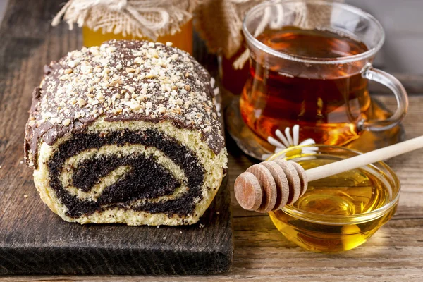 벌 꿀과 양 귀 비 씨 케이크 — 스톡 사진