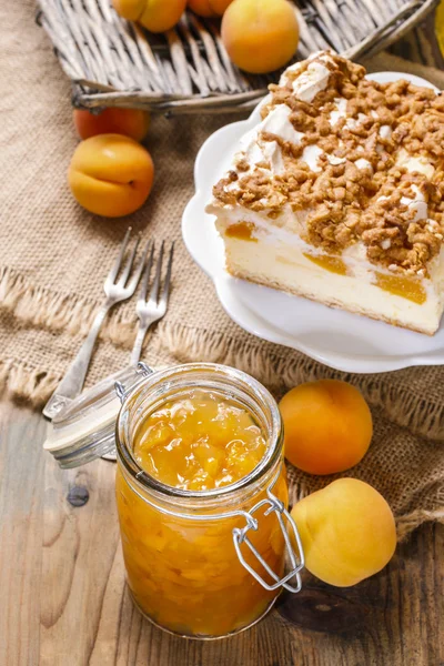 Peach cheese cake and jar of jam — Stockfoto