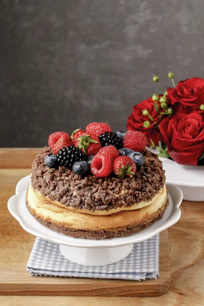 Tarta de queso con cobertura de chocolate decorado con frutas de verano — Foto de Stock