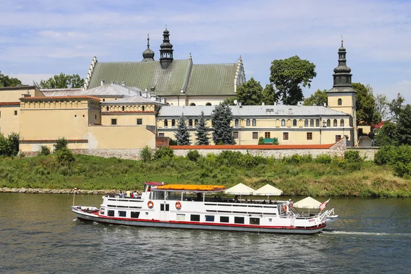 Ship with tourists at the Wisla river in Krakow, Poland. — стокове фото