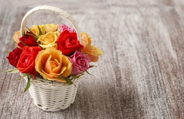 Bouquet of colorful roses in a white wicker basket — Φωτογραφία Αρχείου