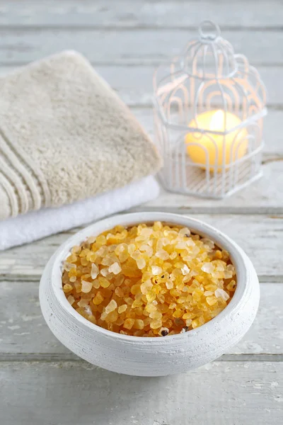 Bowl of yellow sea salt, two soft towels and vintage birdcage wi — Stock Photo, Image