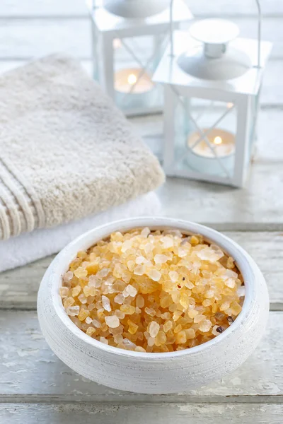 Skål med gula havet salt, två mjuka handdukar och vintage fågelbur wi — Stockfoto