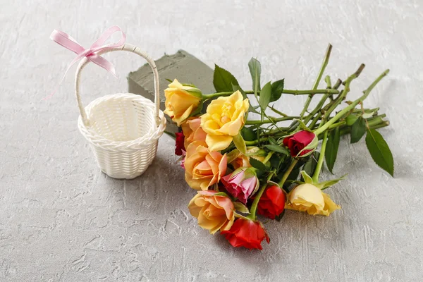 Florista espacio de trabajo: cómo hacer arreglos florales con rosas en —  Fotos de Stock