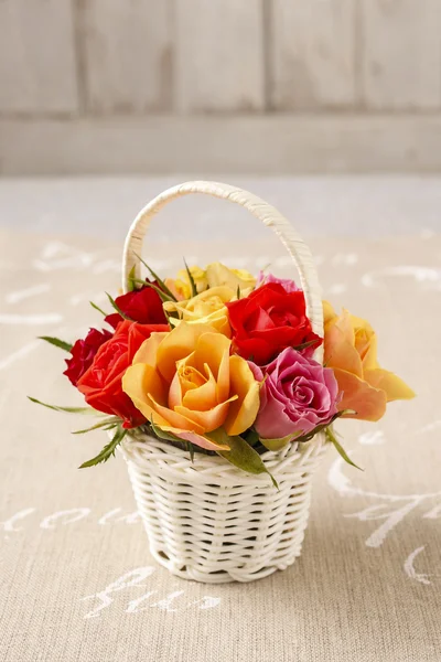 Florist workspace: how to make floral arrangement with roses in — Stock Photo, Image