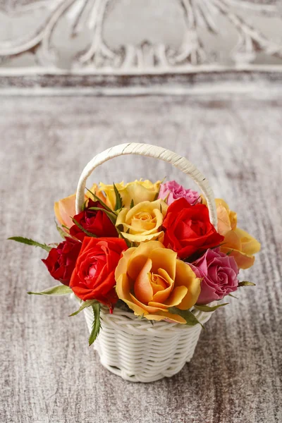 Florist workspace: how to make floral arrangement with roses in — Stock Photo, Image