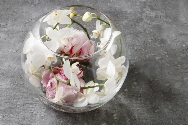 Esfera de vidro com arranjo floral dentro — Fotografia de Stock