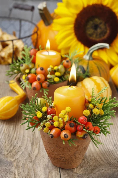 Schöne Tischdekoration mit Kerze und Herbstpflanzen — Stockfoto