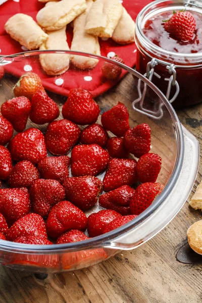 Stappen voor het maken van aardbei taart — Stockfoto