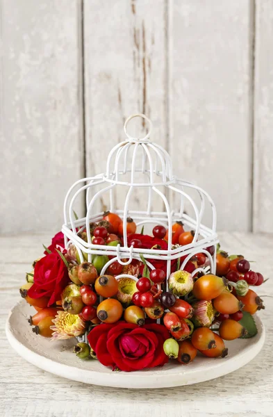 Как сделать цветочную композицию из ягод фасоли и боярышника? — стоковое фото