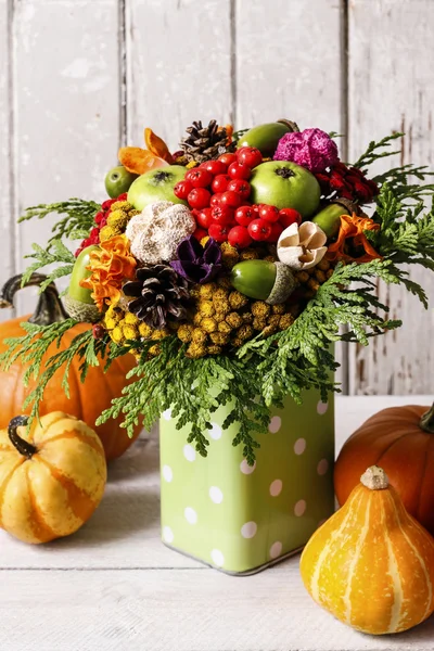 Buquê colorido feito de flores de outono e plantas — Fotografia de Stock